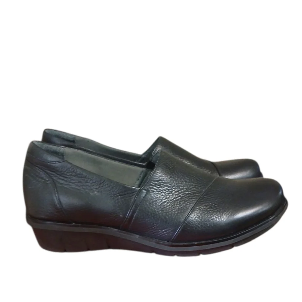 Dansko Julia Black Milled Leather Flat Shoe Women's Size 10
